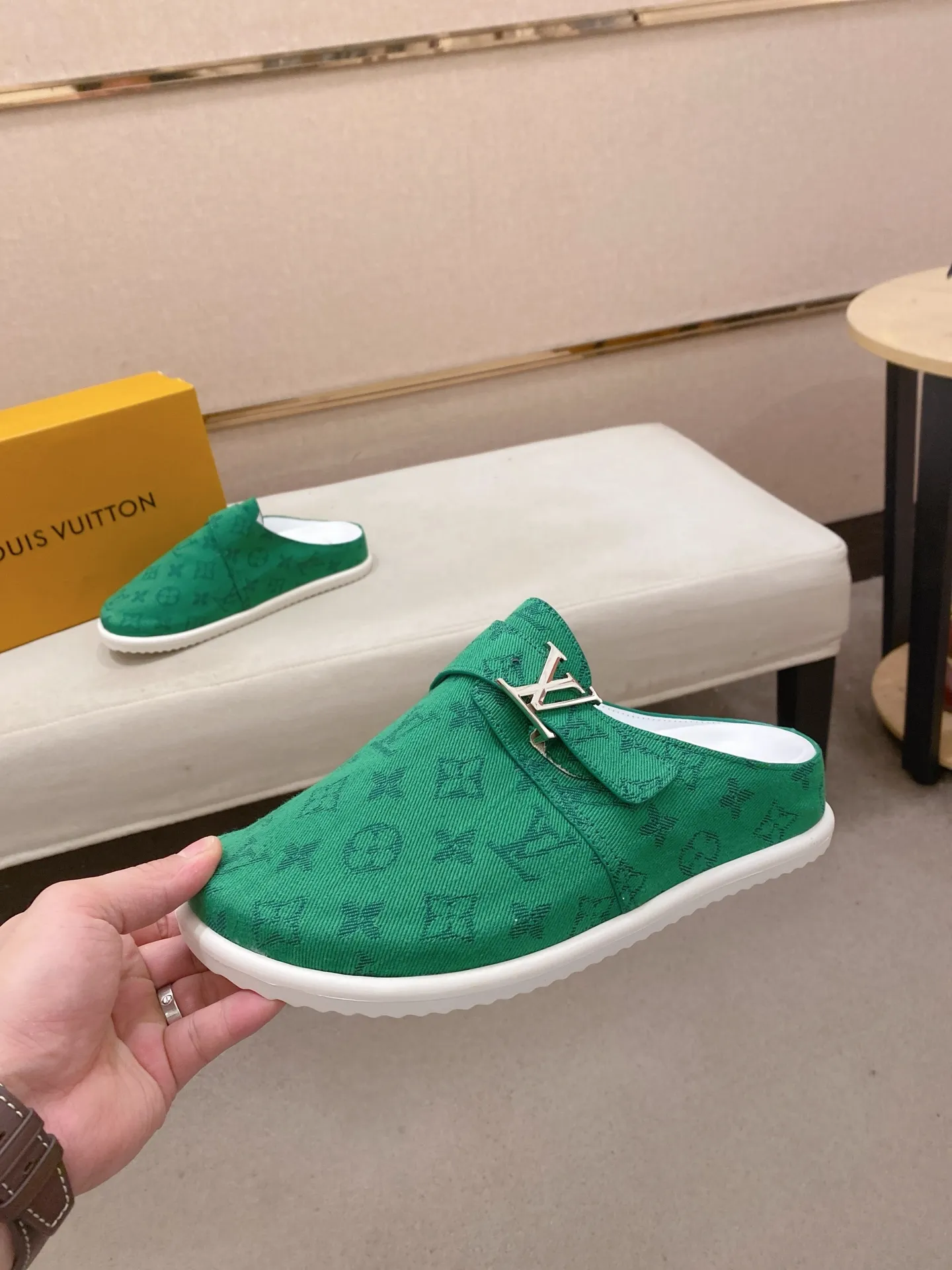 Men's shoes 💰: 360💰LV made 🔍Top purchasing agents, men's spring and summer slippers are available at the same counter. The uppers are made of Italian imported denim with logo graphics and high-quality craftsmanship. The soles are original soles specially provided by the original factory. The exclusive movable molded soles are super comfortable. Original factory follow-up products. 🔍🔍High quality. You can enter and exit the counter at will. Welcome to compare. The code number is 38-44.